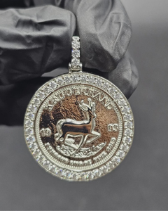 Colgante de Moneda Krugerrand Sudafricana 1993, Plata de Ley 925, Bañado en Oro de 18K, Engaste de Moissanita con Garras, Temática Hip Hop, Lujo - Product Image 6