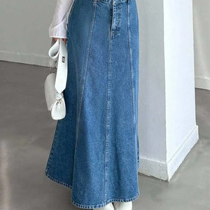 Falda midi larga de mezclilla para mujer, para las temporadas de primavera y otoño. Adecuado para diversas ocasiones como el uso diario, desplazamientos y gira de negocios. - Product Image 1