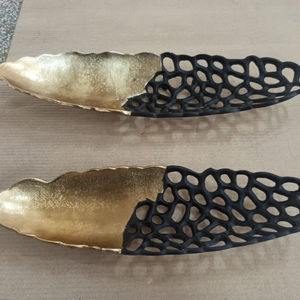 Tazón para Servir Alimentos de Diseño Único, Hecho de Metal de Primera Calidad con Recubrimiento en Polvo de Color Negro, Tamaño Irregular, con Bordes Dorados, de la India - Product Image 5