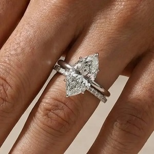 Anillo de Compromiso Solitario de Moissanita 925 de 4.0 Quilates con Corte Marquesa y Banda Pavé en Oro Blanco Chapado con Certificado IGI - Product Image 2