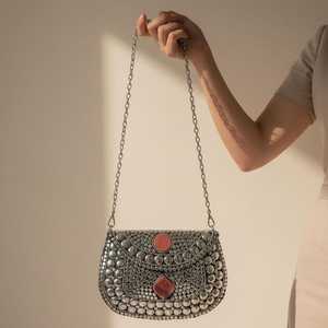 Sac à bandoulière de luxe fait main en mosaïque de pierres et de perles métalliques, motif floral, sac à main artistique pour femme, idéal pour mariages, soirées, voyages et usage quotidien - Product Image 2