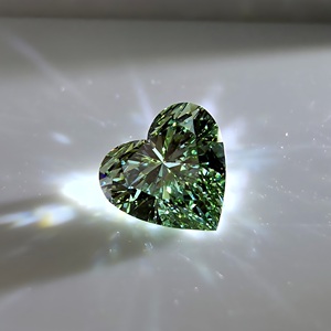 Diamant de laboratoire vert vif fantaisie en forme de cœur de 1,5 carat VS2 certifié IGI, diamant non monté pour la fabrication de bijoux, vente en gros - Product Image 1