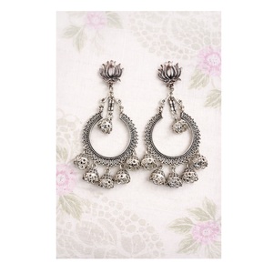 Boucles d'oreilles Jhumka florales faites à la main, de fabrication indienne, style ethnique indien, bijoux de déclaration pour mariages et soirées, en vente - Product Image 5