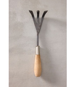 Cultivateur manuel traditionnel élégant à trois dents avec manche en bois pour le jardinage en arrière-cour - Product Image 1