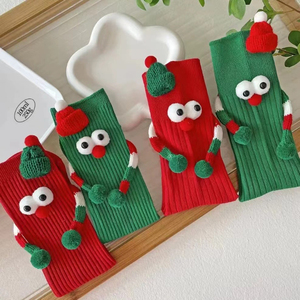 Chaussettes de Noël mignonnes pour enfants, chaussettes tricotées rouges et vertes avec des yeux, un nez, des mains et un chapeau, chaussettes d'hiver pour bébé - Product Image 1