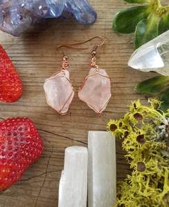 Boucles d'oreilles en cristal de quartz rose brut, grandes et massives, bijoux en cuivre et quartz rose - Product Image 3