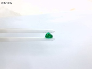 Émeraude zambienne 3A rare, taille coussin facettée, 3,53 ct, pierre libre, clarté impeccable, vert vibrant, idéale pour les créations de bijoux de créateurs - Product Image 6