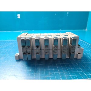 Ensemble de distributeur de solénoïdes SMC VVQ1000-10A-1 + VQ1201N-51 d'occasion pour équipement semi-conducteur Legacy - Product Image 1