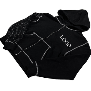 Sudadera con capucha negra con cremallera y pedrería para mujer, estilo streetwear, corta, con costuras en contraste, informal y a la moda. - Product Image 4