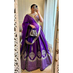 Robes de mariée brodées Lehenga Choli avec travail de séquence - Product Image 1