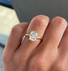 Bague solitaire de luxe en or jaune massif 14K avec diamant de laboratoire taille coussin de 2,6 carats, monture cathédrale à 4 griffes de 1,8 mm, clarté VVS+ - Product Image 4