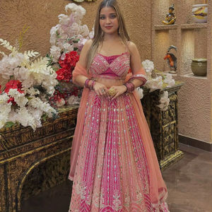 Lehenga Choli de Novia Rosa de Diseñador con Bordado Intenso y Lentejuelas, Dupatta de Tela de Red, Lehenga para Fiesta de Bodas para Mujer - Product Image 1