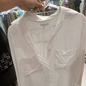 Elegante Blusa de Satén Vintage Blanca de Algodón con Bordado Inglés, Manga Abullonada Regular, Cierre de Botones y Encaje Calado de Estrellas para Mujer - Product Image 1