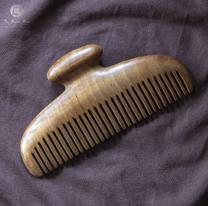 Peine masajeador de cuero cabelludo ergonómico de madera con mango superior integrado, disponible a precios de mayorista. - Product Image 1