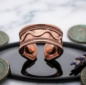 Anillo de Terapia Magnética de Cobre Puro Hecho a Mano con Motivo Geométrico de Arco Grabado en Superficie de Cobre, Anillo de Cobre Sólido de Alta Resistencia - Product Image 4