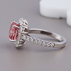 Bague de fiançailles en or 18 carats plaqué rhodium avec halo de diamants roses de laboratoire taille coussin certifiés IGI et bande pavée, idéale pour un cadeau d'anniversaire - Product Image 2