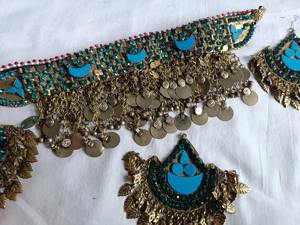 Elegantes conjuntos de joyería afgana en tono verde esmeralda con colgantes de monedas y pátina de plata antigua para un estilo vintage. - Product Image 2