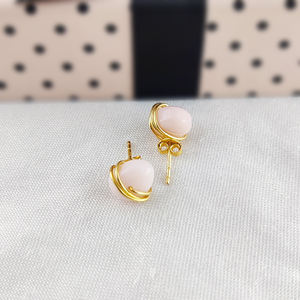 Pendientes Pequeños de Plata 925 con Ópalo Rosa |   Pendientes de Piedras Preciosas Lisas con Envoltura de Alambre Chapado en Oro para Mujer, Venta al por Mayor - Product Image 1