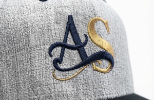 Gorra de Béisbol Estructurada Heather Grey con Visera Plana Negra, Bordado Monograma en Dos Tonos Azul Marino y Dorado - Product Image 5
