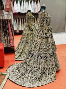 Colección exclusiva de terciopelo de diseñador con corte largo y estilo pesado completo para fiestas nupciales y ocasiones especiales - Product Image 3