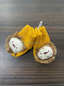 Chaussettes pour bébé en peluche 3D avec visage de lion mignon, en coton rouge tricoté, antidérapantes, design mignon pour 0,5 à 3 ans, à porter en hiver - Product Image 4