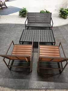 Conjunto de Mesa y Sillas de Patio Modernas para Exteriores con Tableros de Madera y Estructura de Acero para Jardín, Parque o Villa - Product Image 4