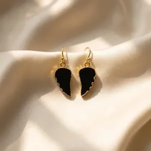 Boucles d'oreilles en laiton plaqué or 18 carats avec onyx noir et ailes d'ange, hypoallergéniques, pour femmes, vente en gros - Product Image 5