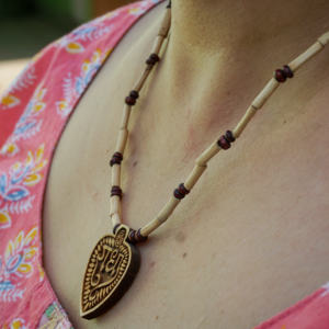 Collier Mala en perles rondes en bois brun Tulsi avec pendentif Radha, bijoux religieux faits à la main, lot en gros - Product Image 3