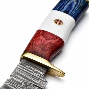 Couteau de camping extérieur personnalisé en acier Damas fait main, manche rouge, blanc et bleu, garde en laiton, pointe clip pointe. - Product Image 2