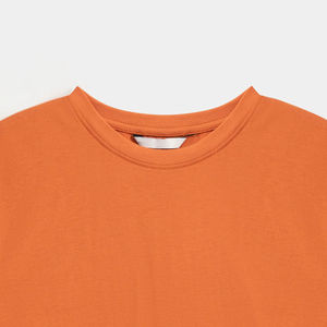 T-shirts personnalisés pour femmes, confectionnés en tissu de coton respirant, offrant un confort léger et un look décontracté élégant - Product Image 4