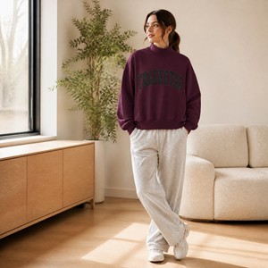 Sweat-shirt col montant bordeaux Trackstar avec inscription arquée noire étroite sur la poitrine, bordure côtelée unie, manches longues, pull décontracté - Product Image 1