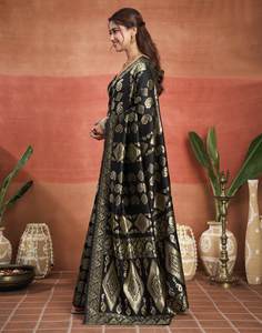 Sari de seda estampado en negro y dorado para mujer, ropa tradicional de boda, estilo India-Pakistán, largo hasta el suelo, corte regular. - Product Image 2
