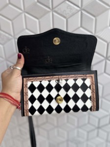 Étui de téléphone en cuir sculpté à la main par un designer unique 2026, motif damier élégant, portefeuilles multi-usages pour femmes - Product Image 5