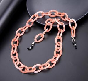 Collier tendance JAMEEL & SONS en résine géométrique rose pêche vintage avec porte-lunettes pour femme, idéal pour les soirées - Product Image 5