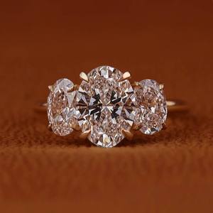 Anillo de Oro con Tres Piedras de Moissanita, Corte Brillante Redondo, Engaste de Garras, Joyería de Compromiso y Boda Personalizada - Product Image 3