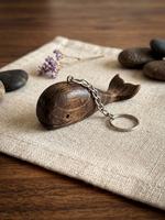 Porte-clés en bois en forme de baleine, fait main en bois finlandais, écologique, logo personnalisable, design minimaliste, accessoire pour anniversaire/mariage