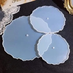 Support à gâteau en résine de qualité supérieure, construction durable avec finition brillante, idéal pour la présentation de desserts et une présentation de table élégante et stylée. - Product Image 5