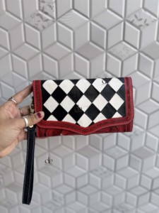 Cartera de Mano de Cuero con Grabado a Mano, Diseño a Cuadros Blanco y Negro, Multiusos para Mujer, Nueva Llegada 2026 - Product Image 1