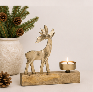 Portavelas de lujo de aluminio dorado con forma de reno y base de madera de mango natural para decoración festiva navideña del hogar y de la mesa. - Product Image 6