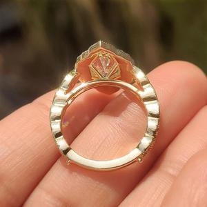 Anillo de compromiso de oro amarillo macizo con diamante talla marquesa holandesa y halo redondo, estilo vintage, con milgrain y regalo para ella - Product Image 3