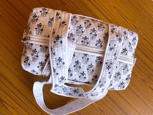 Bolsa de Lona Acolchada de Algodón con Estampado Artesanal de Jaipur, Cierre de Cremallera, Bolsillo, Ligera, Deportiva, Resistente y Lavable - Product Image 2