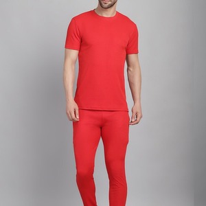 เสื้อยืดมีฮู้ดแขนยาวสีแดงล้วนสำหรับเด็กผู้ชาย พร้อมกางเกงเข้าชุด ชุดลำลอง น้ำหนักเบา โพลีเอสเตอร์ 100% ระบายอากาศได้ดี สปอร์ต เหมาะสำหรับฤดูหนาว - Product Image 1