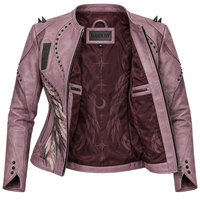 Blouson Biker Femme en Cuir Véritable Rose Poudré avec Imprimé Ange Plumeux Personnalisé, Coutures Courbes et Clous – Fabricant