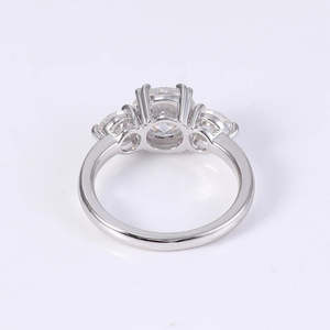 Elegante Anillo de Compromiso y Boda Clásico con Tres Piedras de Moissanita, Plata de Ley 925, Corte Brillante, Bisel Plateado de Lujo - Product Image 1