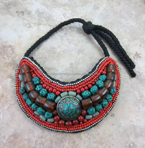 Collier ras du cou vintage brodé avec pendentif « Paix » et chaîne de perles pour mariages – Style romantique - Product Image 3