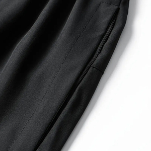 T-shirt de sport noir uni de haute qualité, actif, confortable et à séchage rapide, et short de sport assorti pour une tenue de compression. - Product Image 4