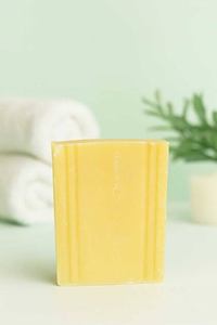 Savon naturel fait main au curcuma et à l'acide kojique pour éclaircir et nettoyer la peau - Product Image 2