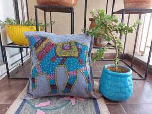 Fundas de Cojín Elegantes y Vibrantes en Azul y Amarillo con Bordado de Caballo, 100% Algodón Ecológico - Product Image 1