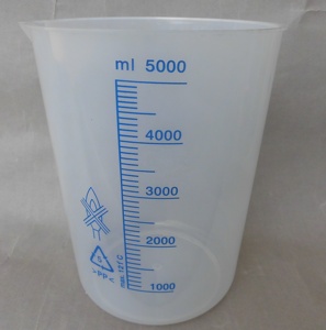 Griffin Squat forma plástico PP azul graduado vaso - Product Image 3