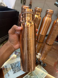 ขวดน้ำทองแดงแท้ 34 ออนซ์ ยี่ห้อ Saniya Handicraft สำหรับทุกเพศ ทุกวัย เป็นมิตรต่อสิ่งแวดล้อม ใช้กับเครื่องล้างจานได้ ทนความร้อน ใช้สำหรับน้ำเดือดได้ ดีไซน์คลาสสิก เหมาะสำหรับออกกำลังกาย ปาร์ตี้ - Product Image 4